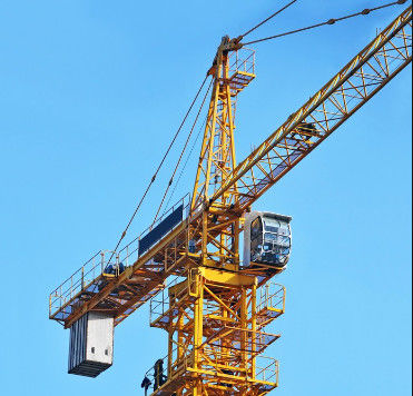 SINOCORP 8ton Building Tower Crane 60m Boom Chassis Type / Low-Consumption Tower Crane Met Anker Frame
